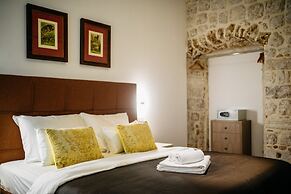 Central W Apartment and Rooms by DuHomes