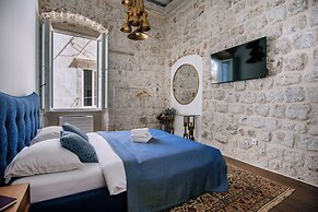 Central W Apartment and Rooms by DuHomes