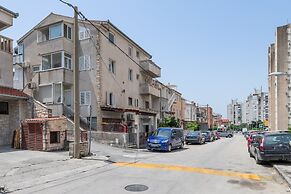 Spacious Apartment w Three Balconies and Parking