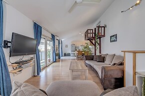 Spacious Apartment w Three Balconies and Parking