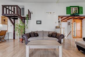 Spacious Apartment w Three Balconies and Parking