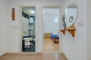 Spacious Apartment w Three Balconies and Parking