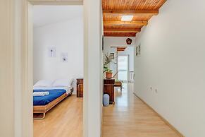 Spacious Apartment w Three Balconies and Parking