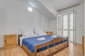 Spacious Apartment w Three Balconies and Parking