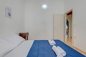 Spacious Apartment w Three Balconies and Parking