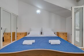 Spacious Apartment w Three Balconies and Parking