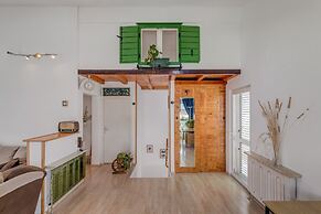 Spacious Apartment w Three Balconies and Parking