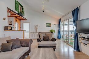 Spacious Apartment w Three Balconies and Parking