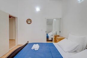 Spacious Apartment w Three Balconies and Parking