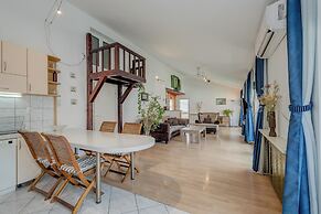 Spacious Apartment w Three Balconies and Parking