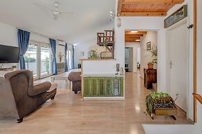 Spacious Apartment w Three Balconies and Parking