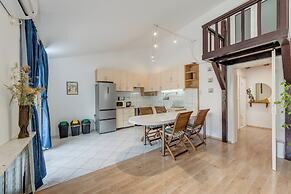 Spacious Apartment w Three Balconies and Parking