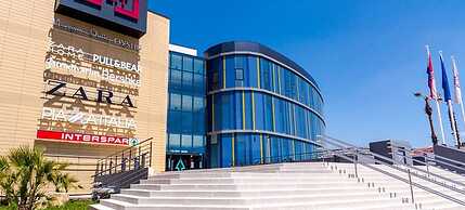 Spacious Apartment w Three Balconies and Parking