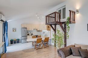 Spacious Apartment w Three Balconies and Parking