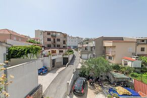 Spacious Apartment w Three Balconies and Parking