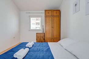 Spacious Apartment w Three Balconies and Parking