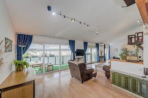 Spacious Apartment w Three Balconies and Parking