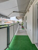 Spacious Apartment w Three Balconies and Parking