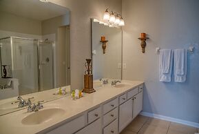 Vista Cay Luxury Lakeview 3 Bedroom Condo 3087