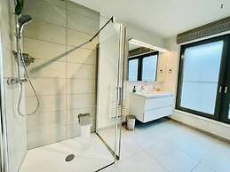 Luxury 3 bedrooms- Terrace and Parking