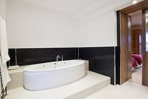 Sapphire - Spacious Apartment Near the Sea