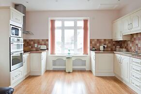 Sapphire - Spacious Apartment Near the Sea