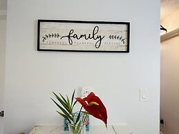 Waikiki Banyan-Free Parking-Free WI-FI