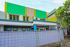 OYO 92469 Hotel Sahabat