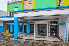 OYO 92469 Hotel Sahabat