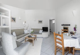 1 Bed House - Sleeps 2 - Pool - Parking - Wifi