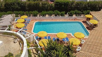 1 Bed House - Sleeps 2 - Pool - Parking - Wifi