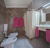 1 Bed House - Sleeps 2 - Pool - Parking - Wifi