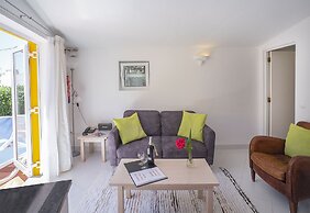 1 Bed House - Sleeps 2 - Pool - Parking - Wifi