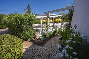 1 Bed House - Sleeps 2 - Pool - Parking - Wifi