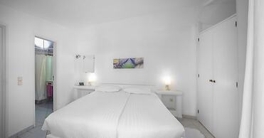 1 Bed House - Sleeps 2 - Pool - Parking - Wifi