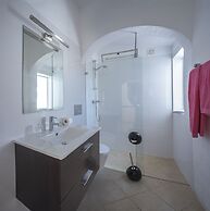 1 Bed House - Sleeps 2 - Pool - Parking - Wifi