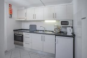 1 Bed House - Sleeps 2 - Pool - Parking - Wifi