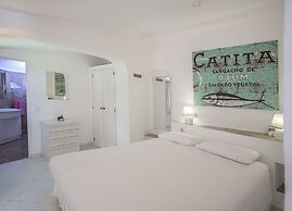 1 Bed House - Sleeps 2 - Pool - Parking - Wifi