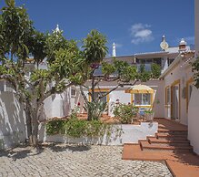 1 Bed House - Sleeps 2 - Pool - Parking - Wifi