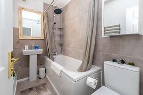 Spacious & Welcoming 4BD House - Kennington