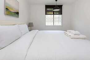 Spacious & Welcoming 4BD House - Kennington