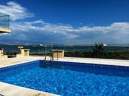 Dragi - With Pool - A4
