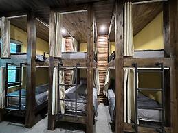 Lapis Restaurant and Hostel