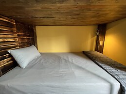 Lapis Restaurant and Hostel