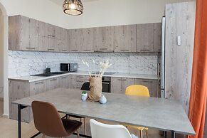 Spacious 2 level Brand New apt GTD3194