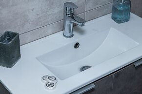 Spacious 2 level Brand New apt GTD3194