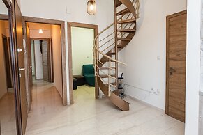 Spacious 2 level Brand New apt GTD3194