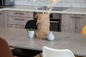 Spacious 2 level Brand New apt GTD3194