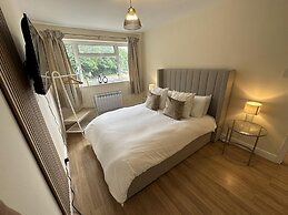 Charming 2-bed Apartment in Danbury, Essex