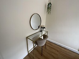 Charming 2-bed Apartment in Danbury, Essex